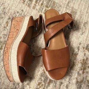Universal thread GUC platform sandals